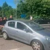 brandweer duwt auto