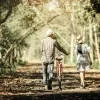 Stockfoto fietser en wandelaar
