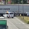 Vrawhtwagen rijdt zich vast