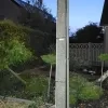 Auto in voortuin huis