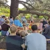 Voorlezen onder de mooiste boom van het Vrijbroekpark