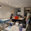Nora Smets werkende in haar nieuwe broodjeszaak