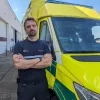 Hulpverlener bij beschadigde ambulance