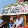 Annita en Andre aan hun cinema in Colorado