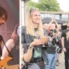 Sam (links) tijdens een optreden / foto van Samfest