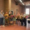 De helden worden in de bloemetjes gezet in het gemeentehuis
