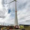 Man zit vat in tandwielen windturbine