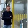 Stein Voet, schepen van Mobiliteit Laakdal bij een bushalte