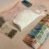 Drugs en geld gevonden bij huiszoeking