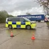 Vrachtwagen dwars over de rijweg