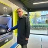 Schepen Luc Spiessens (N-VA Team Eddy) in de nieuwe bankautomaat in centrum Willebroek.