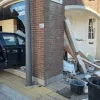 auto rijdt in gevel Hulshout