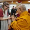 studenten hivset bij Dalai Lama