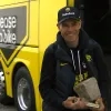 Wout van Aert met kassei na Parijs-Roubaix