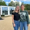 Papaoutai zussen Kayleigh en Deena Huygaerts horecazaak
