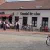 Naakte wielerfanaten vieren winst van Aert