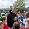 Radja Nainggolan neemt ruim de tijd voor handtekeningen en foto's