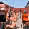 verhuis Michaelschool stoelen