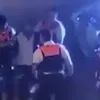 Agent slaat geboeide man in het gezicht