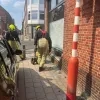 Auto botst tegen gevel
