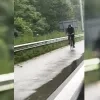 Een man fietst op de pechstrook van de E19 in Mechelen-Zuid