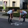 Gemeenteraadsleden Groen Merksplas Jef Schoofs en Jan De Bie tijdens een actie voor de uitbreiding van de zone 30 in de buurt van de kinderopvang