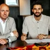 Ahmed Touba (rechts) tekent bij KV Mechelen onder goedkeurend oog van Sportief Directeur Tim Matthys (links)
