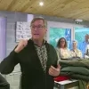 ward kennes spreekt partijgenoten toe na verkiezingsoverwinning 13 oktober 2024