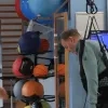Eén van de patiënten test de Zero-G uit
