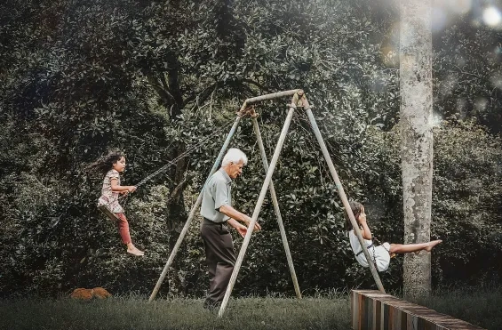 Opa en kleinkinderen op de schommel