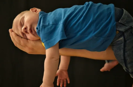 Baby ligt op arm