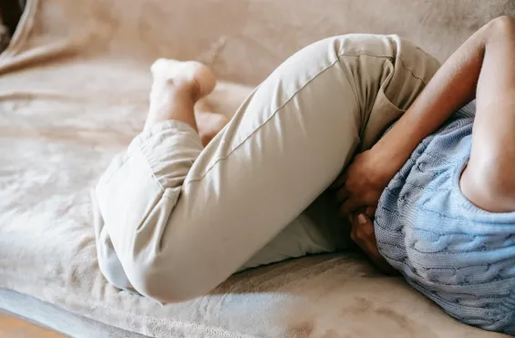 Vrouw met buikpijn