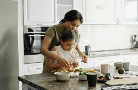 Stockfoto moeder en dochter maken samen lunch