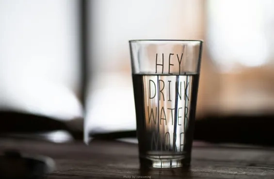 Glas water met opschrift