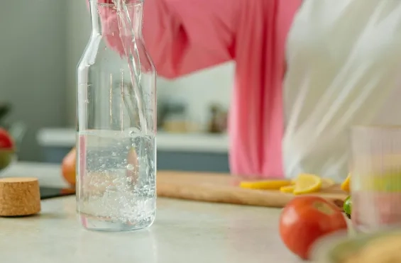 Grote fles vullen met water