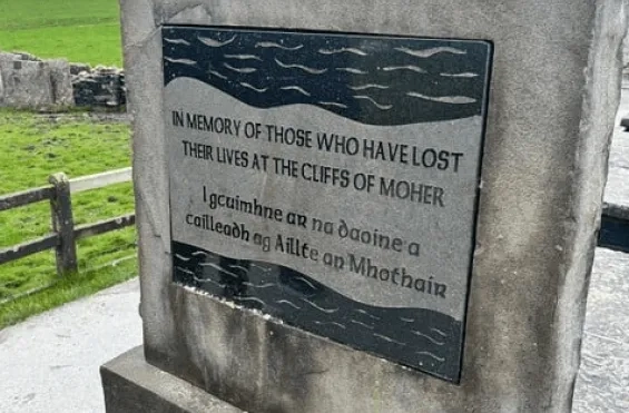 gedenksteen aan de kliffen herdenkt slachtoffers
