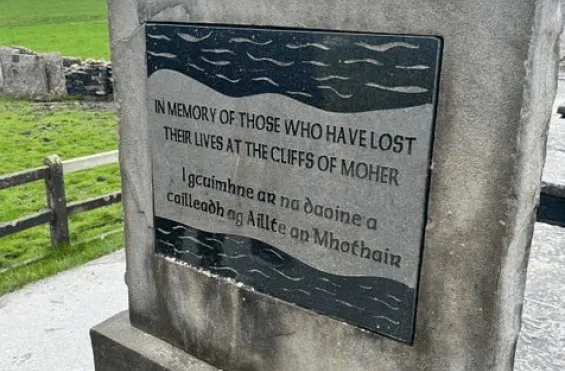 gedenksteen aan de kliffen herdenkt slachtoffers gedenksteen aan de kliffen herdenkt slachtoffers